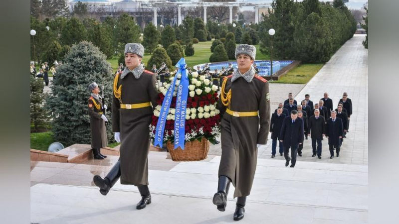 'Senat a`zolari va deputatlar Mustaqillik va ezgulik monumenti poyiga gulchambarlar qo`yishdi'ning rasmi