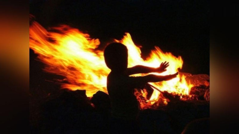 'Hovlidagi somonxonada yuz bergan yong`in sabab, 7 yoshli qizaloq halok bo`ldi'ning rasmi