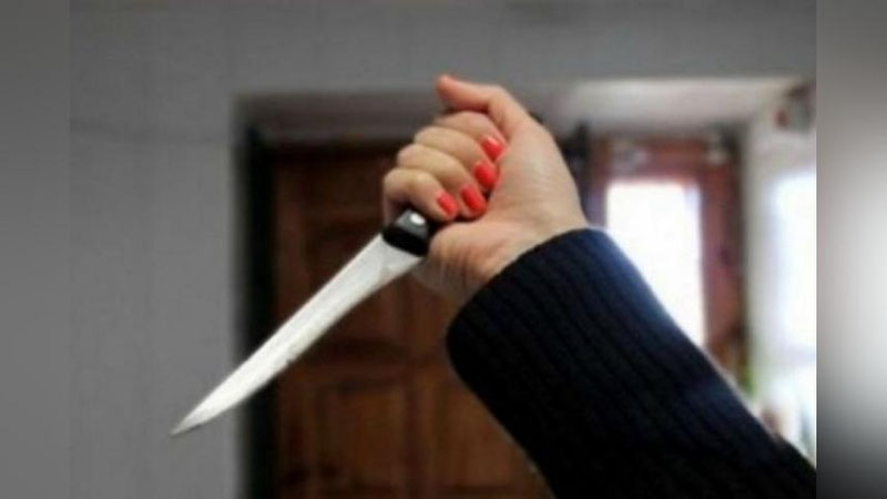 'Farrosh qiz fuqaroni qorniga pichoq urib, jarohat etkazdi'ning rasmi