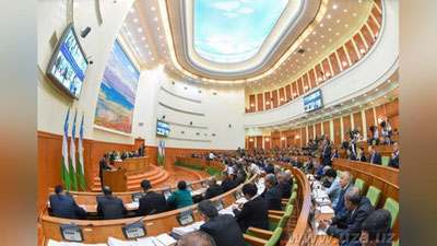 'OLIY MAJLIS SENATINING O`N UChINChI YaLPI MAJLISI O`Z IShINI DAVOM ETTIRMOQDA'ning rasmi