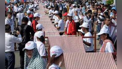 'Kambojada dunyodagi eng uzun sharf yaratildi'ning rasmi