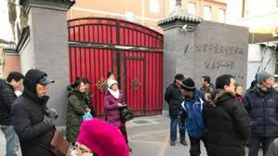 'Pekindagi maktabga noma`lum shaxs xujum uyushtirdi 'ning rasmi