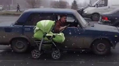 '​Avtomobil serqatnov ko`chada bolalar aravachasi mashina bilan birga harakat qildi (Video)'ning rasmi