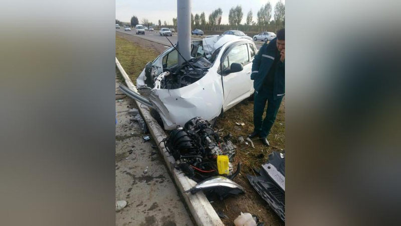 Изрображение 'СТОЛБ "РАЗОРВАЛ" ПОПОЛАМ SPARK НА ТРАССЕ ТАШКЕНТ-ЯНГИЮЛЬ (ФОТО)'