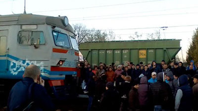 '​Kiev yaqinida odamlar temiryo`lga yotib, poezd harakatini to`xtatib qo`ydi'ning rasmi