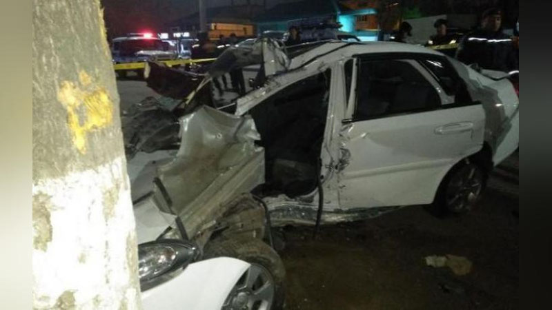 '"GENTRA"да дарахтга урилиб, машинада қисилиб қолган ҳайдовчи қутқарилди (видео)'ning rasmi