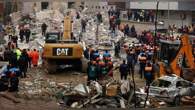 'Turkiyada 8 qavatli uy quladi, odamlar vayronalar ostida qoldi (video)'ning rasmi