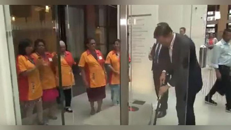 'Niderlandiya bosh vaziri parlamentda qahvani to`kib yubordi va poldagi dog`ni o`zi artdi (Video)'ning rasmi