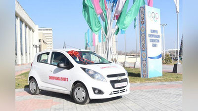 Изрображение 'ТРИУМФАТОРАМ ЮНОШЕСКОЙ ОЛИМПИАДЫ ИЗ БУХАРЫ ВРУЧИЛИ "СПАРКИ" (ФОТО)'