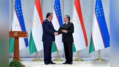 'Imomali Rahmon «El-yurt hurmati» ordeni bilan mukofotlandi'ning rasmi