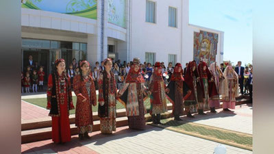 'Дизайнер Айзада Нурумбетованинг миллий либослар кўргазмаси бўлиб ўтди (фото)'ning rasmi