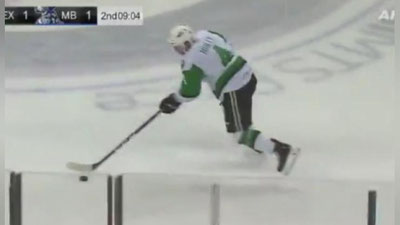 Изрображение 'ХОККЕИСТ ЗАБРОСИЛ ШАЙБУ ВОПРЕКИ "ЗАКОНАМ ФИЗИКИ" (ВИДЕО)'