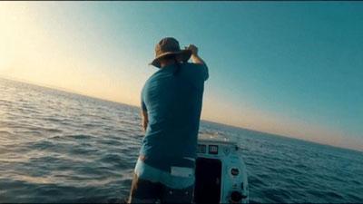 'Janubiy Afrikalik erkak ilk marotaba Atlantikani eshkakli taxtada suzib o`tdi'ning rasmi