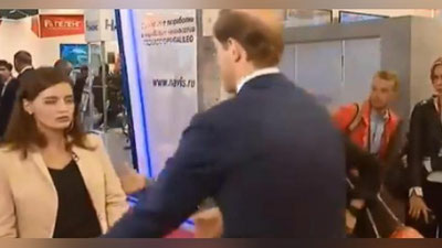 '“Rossiya 24”ning muxbiri to`g`ridan-to`g`ri efirda hushdan ketdi (Video)'ning rasmi