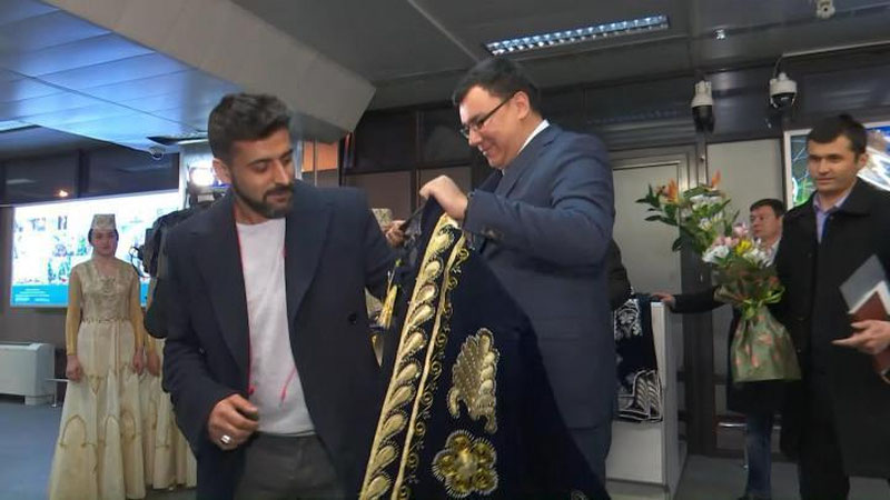 Изрображение 'ГЛАВА ГОСКОМТУРИЗМА ВСТРЕТИЛ В АЭРОПОРТУ ПЕРВЫХ "БЕЗВИЗОВЫХ" ТУРИСТОВ'