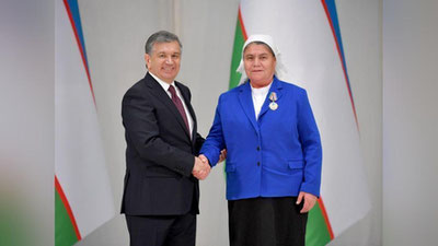 ' ShAVKAT MIRZIYoEV QIShLOQ XO`JALIGI XODIMLARI KUNIGA BAG`IShLANGAN ANJUMANDA IShTIROK ETDI'ning rasmi