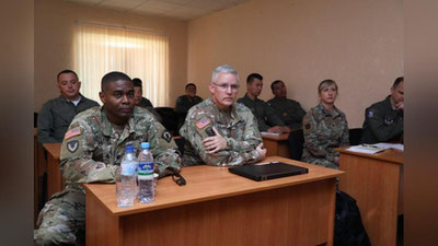 'O`zbekistonlik harbiy uchuvchilar AQShdan kelgan hamkasblariga master-klass o`tdi'ning rasmi