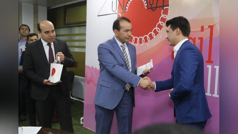 '«Зувола» асил қўшиқлар миллий танлови ғолиблари тақдирланди'ning rasmi