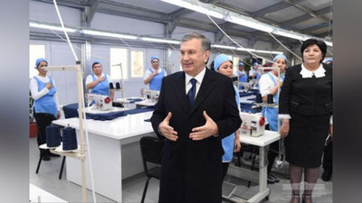 'Shavkat Mirziyoyev Mirzacho`l tikuvchilik majmuasini koʻzdan kechirdi'ning rasmi