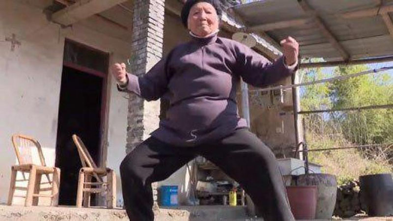 '94 yoshli “kung-fu buvi” butun qishloq ahlini qo`rquvga soladi'ning rasmi