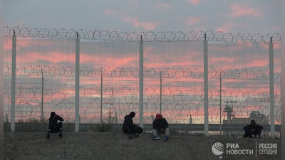 'Fransiyaning Kale shahar meri muhojirlarga ovqat tarqatishni taqiqladi'ning rasmi