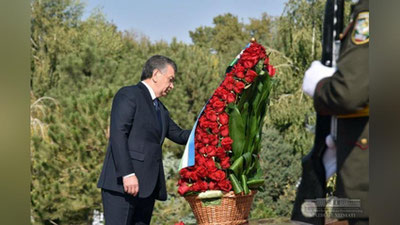 'Shavkat Mirziyoev Islom Karimov xotirasiga hurmat bajo keltirdi'ning rasmi