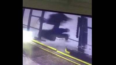 Изрображение 'РАБОТНИКА АВТОМОЙКИ НАМОТАЛО НА ЩЕТКУ (ВИДЕО)'