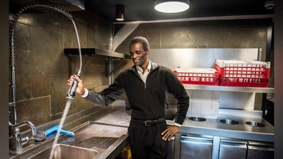 '​Daniyada idish yuvuvchi restoran egalaridan biriga aylandi.'ning rasmi