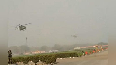 Изрображение 'В ИНДИИ ВОЕННЫЕ ВЫПАЛИ ИЗ ВЕРТОЛЕТА ВО ВРЕМЯ РЕПЕТИЦИИ ПАРАДА (ВИДЕО)'