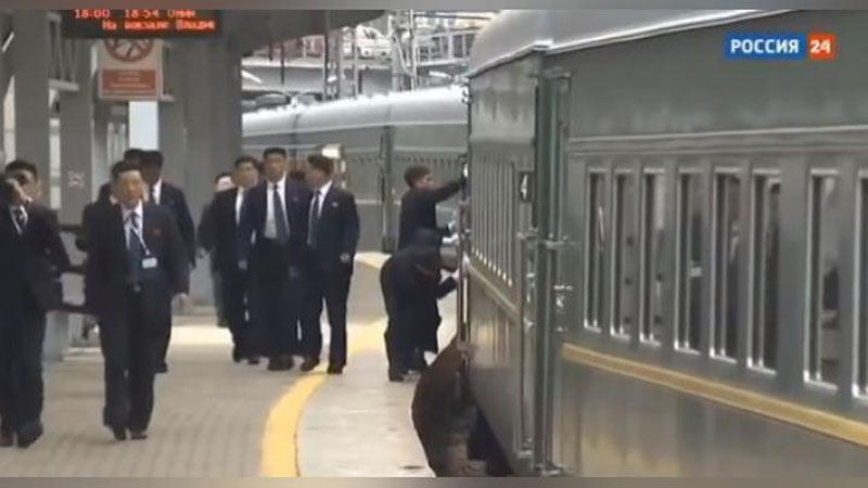 Изрображение 'ПРИБЫВШИЙ ВО ВЛАДИВОСТОК ПОЕЗД КИМ ЧЕН ЫНА ПРОТЕРЛИ НА ХОДУ (ВИДЕО)'