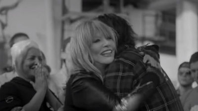 Изрображение 'ТАШКЕНТСКИЙ СТИЛИСТ АЛЛЫ ПУГАЧЕВОЙ СНЯЛ КЛИП С ПРИМАДОННОЙ (ВИДЕО)'