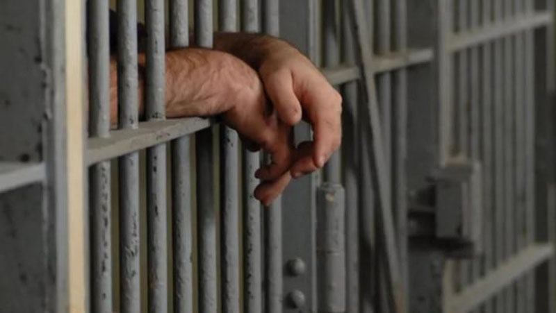 'Ikki ayol, etti yoshli qizcha va olti oylik go`dakni o`ldirib, yoqib yuborgan 27 yoshli yigitga umrbod qamoq jazosi tayinlandi'ning rasmi