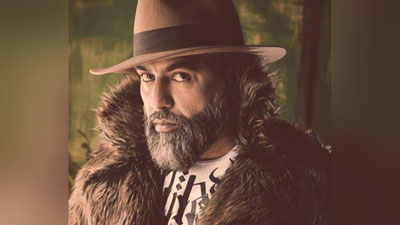 'Xonanda San Jay Alisher Usmonovga atab qo`shiq kuyladi 'ning rasmi