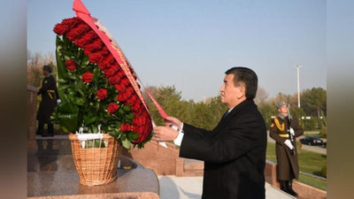 'QIRG`IZISTON PREZIDENTI MUSTAQILLIK VA EZGULIK MONUMENTI POYIGA GUL QO`YDI'ning rasmi