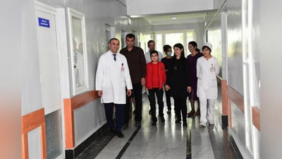 'Отаси донорлигида буйрак кўчириб ўтказиш операциясидан кейин 14 ёшли Умиджон уйига қайтди 'ning rasmi