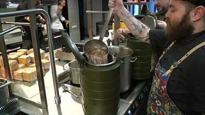 'Sank-Peterburgda boshpanasizlarga bepul ovqat tarqatilmoqda 'ning rasmi