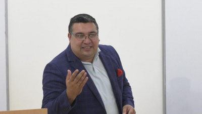 'Kursantlar sahnadagi kichik Vatanda saboq olishdi'ning rasmi