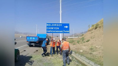 'O`zbek va ingliz tillarida axborot beruvchi 100 dan ortiq yo`l ko`rsatgichlari o`rnatildi​'ning rasmi