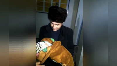 'Bloger Otabek Nuritdinov ozodlikka chiqdi. U dastlab yangi tug`ilgan o`g`lini ko`rish uchun tug`uruqxonaga borgan'ning rasmi