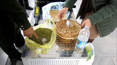 'Non va mosh orasiga kumush taqinchoqlar yashirilgani aniqlandi'ning rasmi