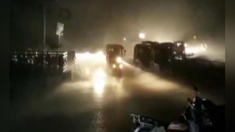 'Ҳиндистон қумбўронлари ичида кўплаб инсонлар ҳалок бўлмоқда'ning rasmi