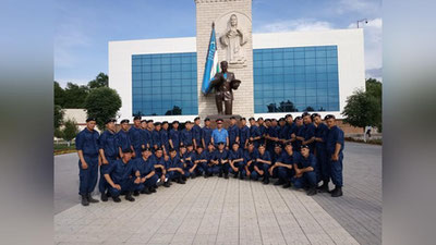 'Muddatli harbiy xizmatchilar Qurolli Kuchlar davlat muzeyiga tashrif buyurishdi'ning rasmi