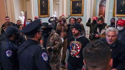 'AQShda vaziyat jiddiylashdi: Tramp tarafdorlari Kongress binosiga bostirib kirishdi (video)'ning rasmi