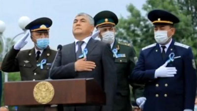 'Мадҳия ижро этилган пайтда ҳарбий ёки махсус кийимдагилар қўлини кўксига қўйиб тинглайдими ё бош кийимига?'ning rasmi