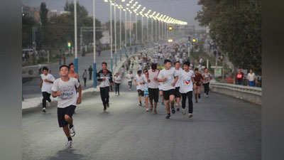 'Yoshlar etakchisi ham yoshlar bilan bir safda turib, yugurish musobaqalarida qatnashdi'ning rasmi