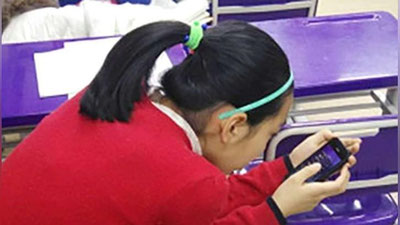 Изрображение 'ЮНАЯ КИТАЯНКА ДЕФОРМИРОВАЛА ШЕЮ ИЗ-ЗА СМАРТФОНА'