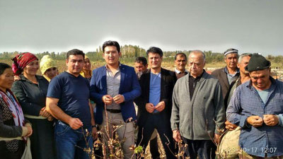 '​BIR QATOR SAN`ATKORLAR OQQO`RG`ONDAGI PAXTA DALALARIDA BO`LIShDI'ning rasmi