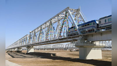 '​Shavkat Mirziyoev va Gurbanguli Berdimuhamedov Amudaryoda qurilgan temir yo`l ko`prigi ustidan o`tdilar'ning rasmi