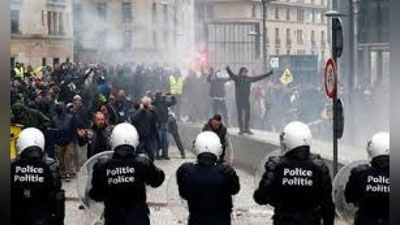 'Bryusselda migrasiya paktiga qarshi namoyishlar bo`lib o`tmoqda 'ning rasmi