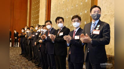 Изрображение 'Шавкат Мирзиёев провел встречу с главами корейских компаний и финансовых структур'